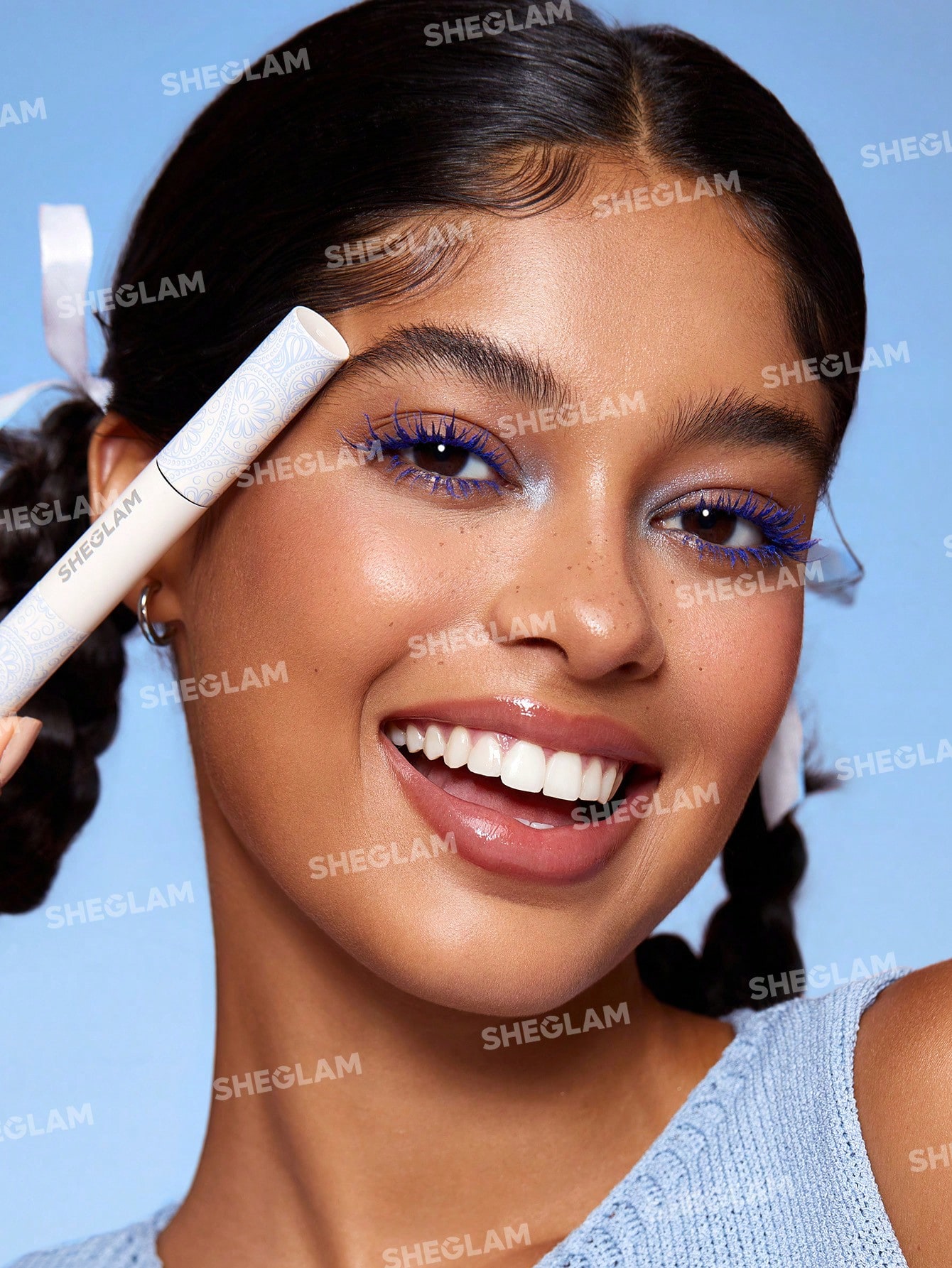 ماسكارا ملونة مكثفة و مطولة للرموش وتر بروف ازرق